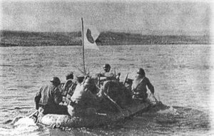 Soldati giapponesi attraversano il fiume Khalkhin-Gol nel 1939 (captured photo, Public domain, via Wikimedia Commons)